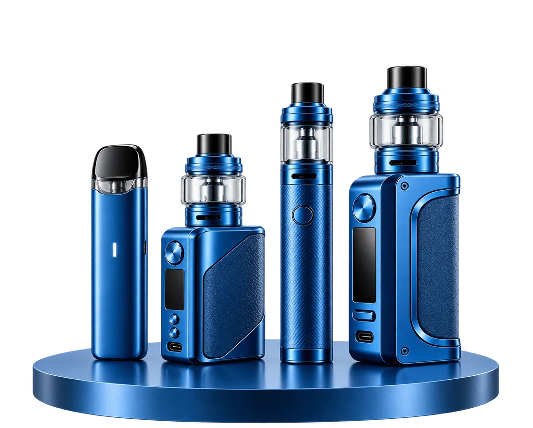 Blaue E-Zigaretten und Verdampfer in verschiedenen Bauformen